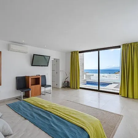 Riviera De 4 Con Piscina. Villa Costa Adeje (Tenerife)