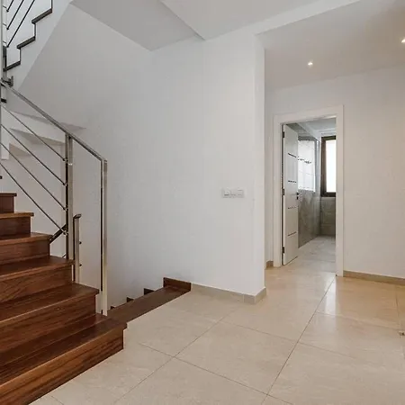 Villa Riviera De 4 Con Piscina. *