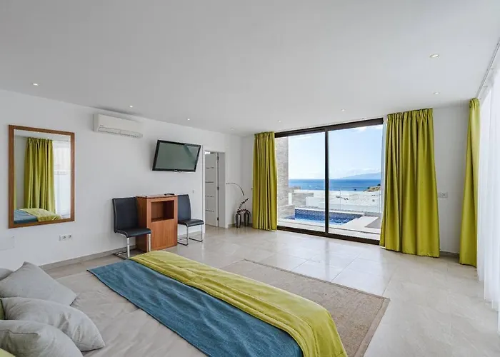 Riviera De 4 Con Piscina. Villa Costa Adeje (Tenerife)