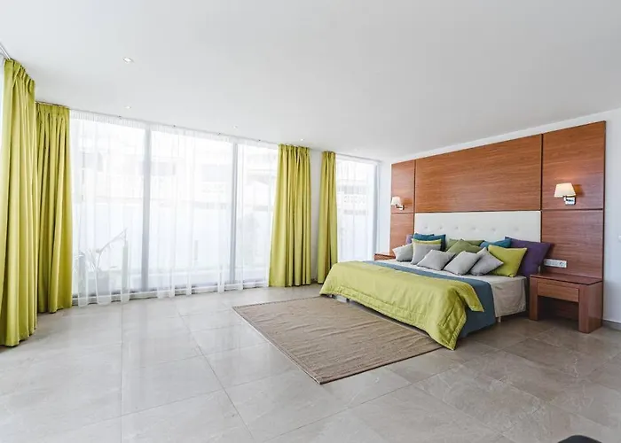 Riviera De 4 Con Piscina. * アデヘ